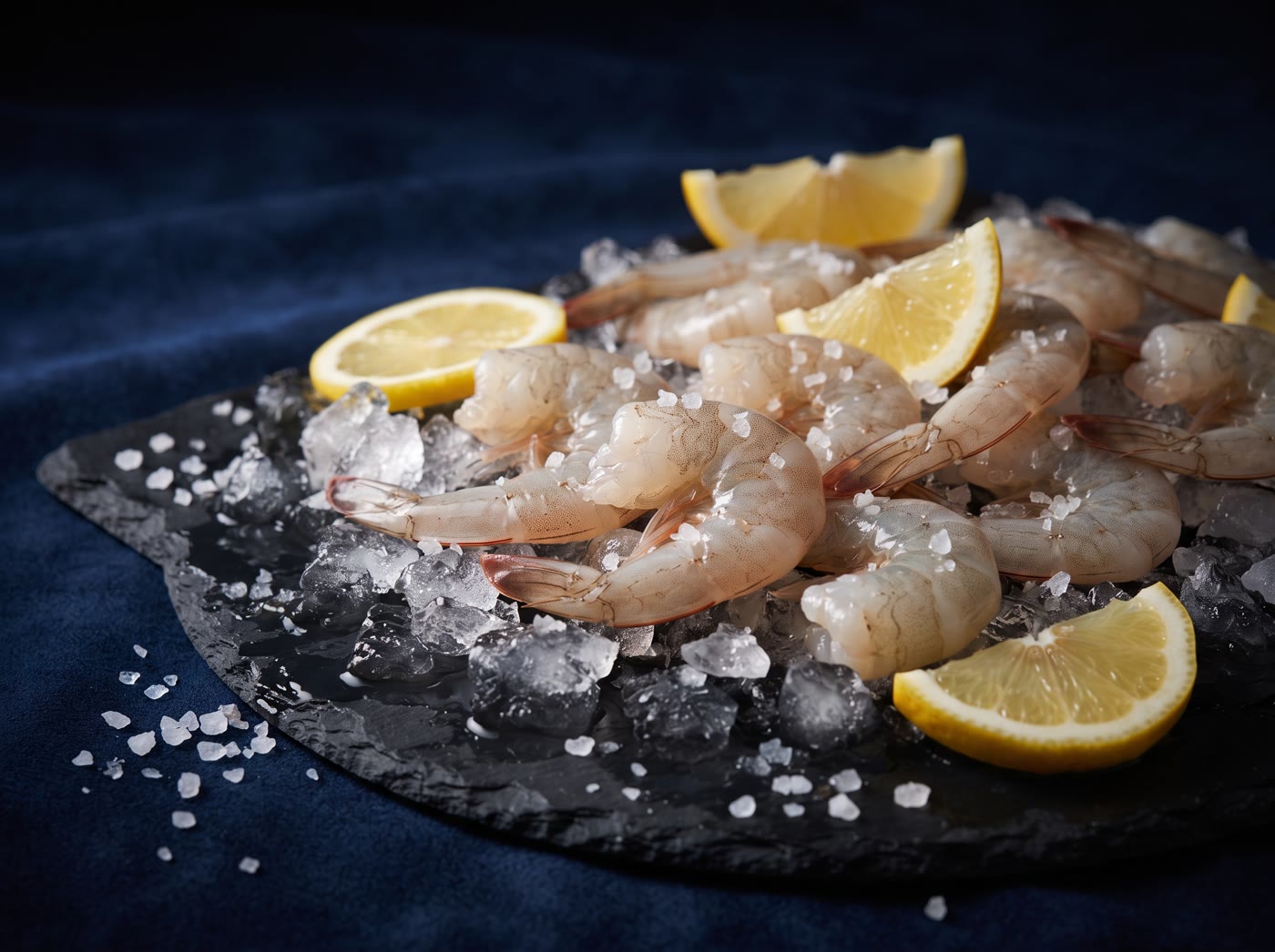 Camarones frescos sobre hielo con limón