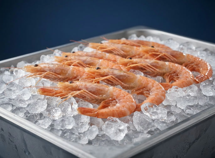 Langostinos enteros sobre hielo